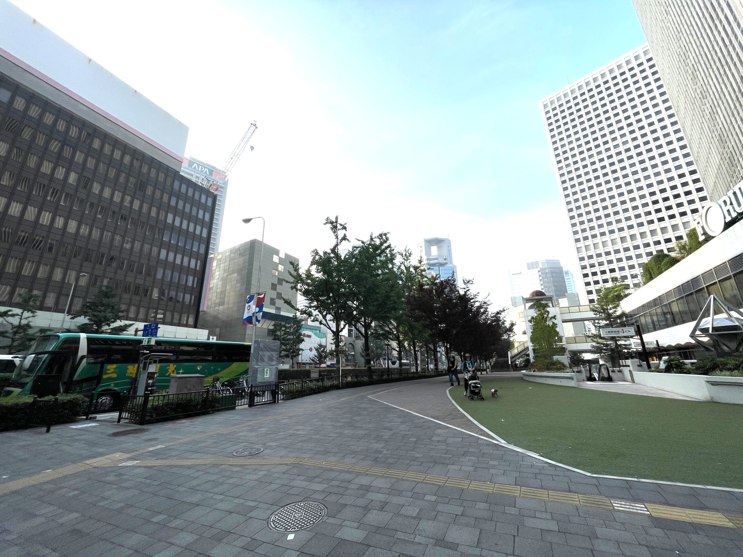 大阪駅前第4ビル前_1